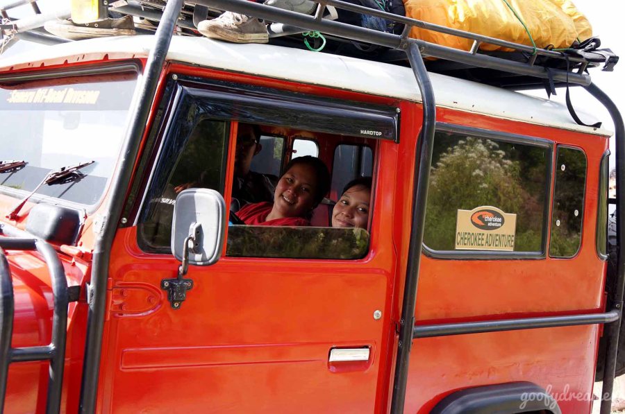 Maya dan Winda. Lelah.