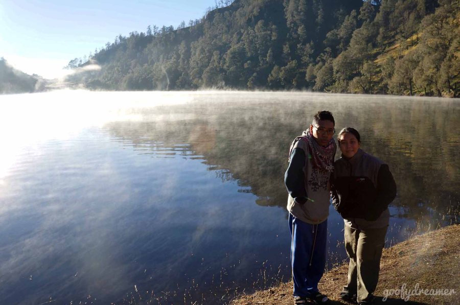 Maya dan saya menggigil tapi tetap gaya, hehehe.