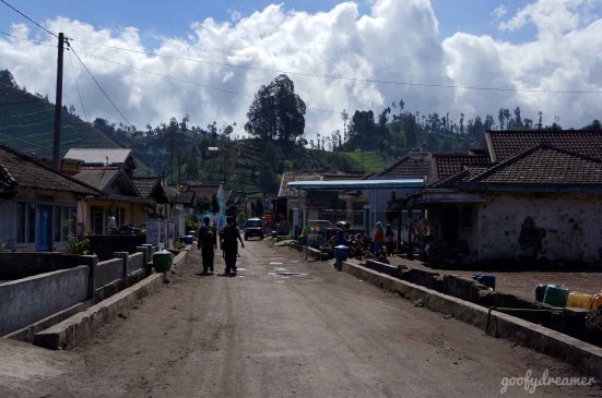 Tiba waktu pulang. Kami menuju rumah Bapak Sinambela sebelum benar-benar meninggalkan desa Ranupani. That day was so bright, wasn't it?