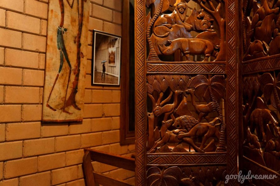 Saya selalu suka sentuhan etnik Afrika seprti ukiran ini. Keren ya!