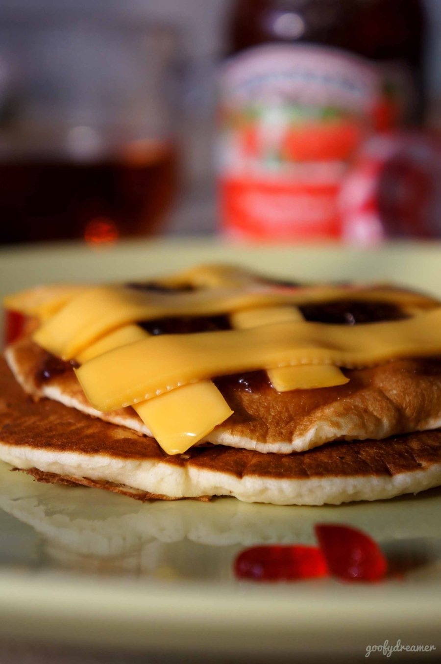 Pancake kedua, Chessy. Saya bermain dengan keju cheddar, meletakkannya diatas pancake yang masih panas hingga keju setengah meleleh. Ini cocok bagi anda kurang suka dengan yang manis-manis.