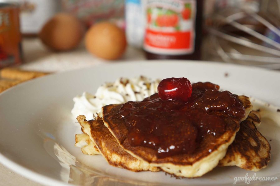 Taruh cherry dan whipped cream sebagai garnish untuk mempercantik pancake anda.