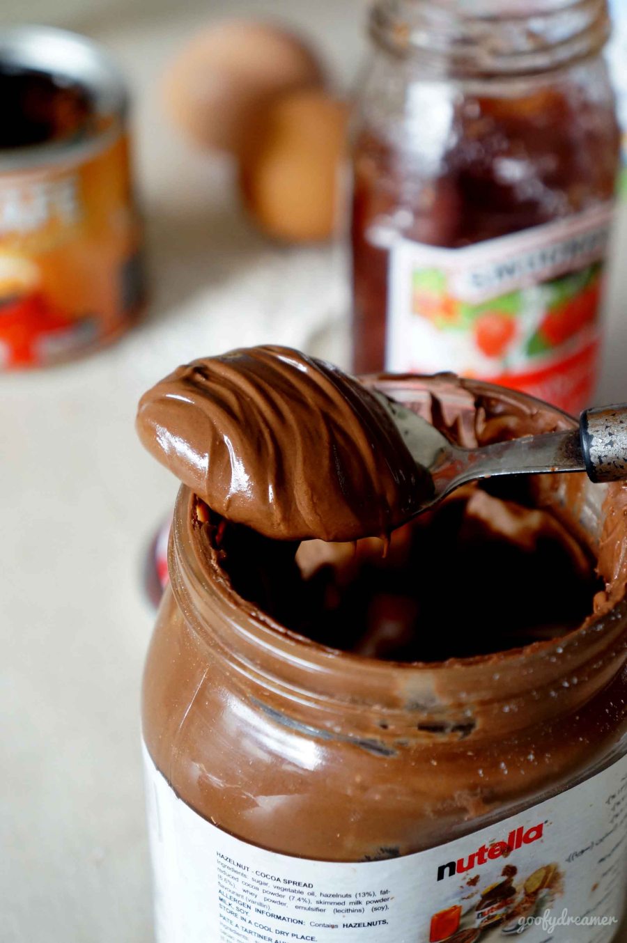 Nutella memang tidak murah tapi rasanya, saya jamin, membuat pancake nada tidak kalah dengan pancake buatan restoran. Worth it!