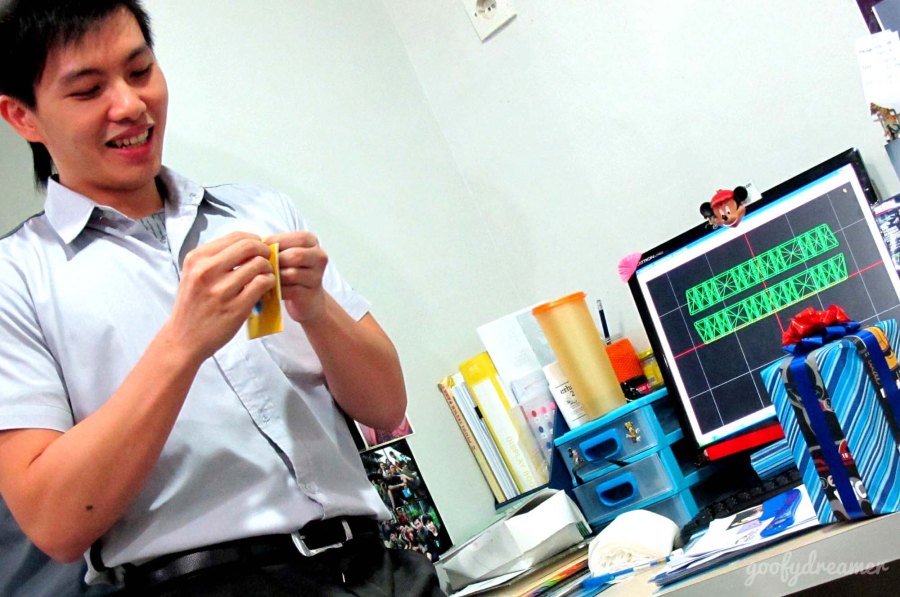 Ini salah satu momen dimana Sinyo membuka hadiah maratonnya. Lucky you!